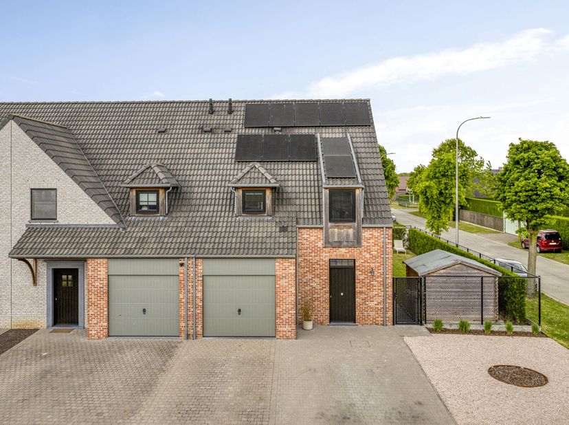 3 slaapkamers + ruime zolderkamer met vaste trap&lt;br /&gt;
Garage en 2 staanplaatsen op de oprit&lt;br /&gt;
Label A en zonnepanelen&lt;br /&gt;
Gezellige lichtrijke