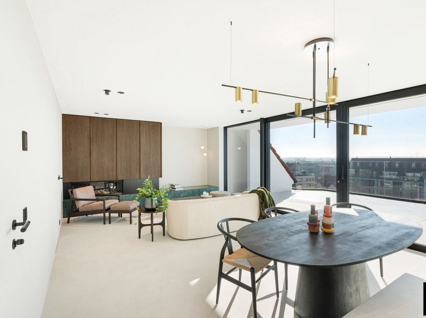 Dit exclusieve duplex appartement zal al je verwachtingen overtreffen, met een overvloed aan natuurlijk licht en een adembenemend uitzicht op het hint