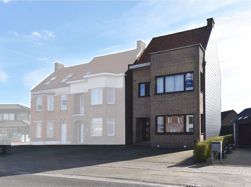 Open bebouwing op 870 m² met op het gelijkvloers inkom, woonkamer met zitplaats en eetplaats, bureau / polyvalente ruimte, keuken, berging / wasplaats