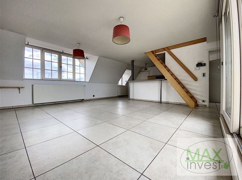 PENTHOUSE de STANDING.&lt;br /&gt;
Composition ; Spacieux séjour avec terrasse.&lt;br /&gt;
Cuisine de qualité équipée avec plan de travail et beaucoup de rangeme