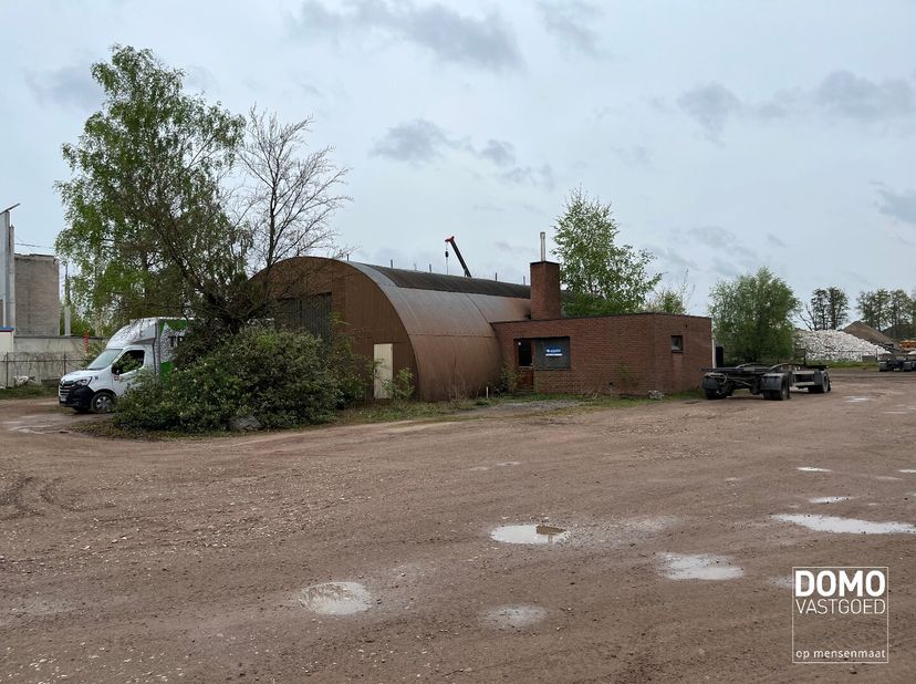Deels  verharde industriegrond van 5.000m², gelegen in het industrieterrein Genk-Zuid.&lt;br /&gt;
Het terrein is volledig omheind en bevindt zich op een st