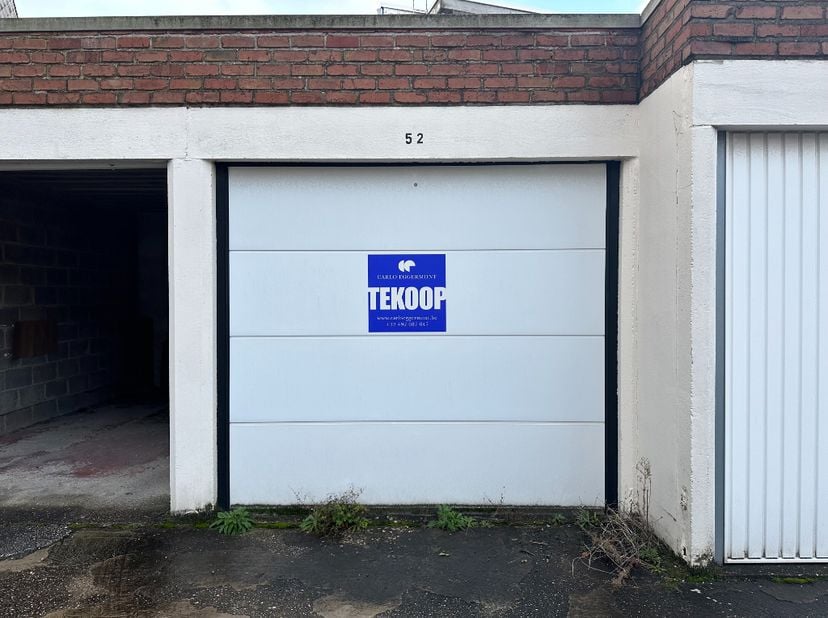 Private garagebox te koop&lt;br /&gt;
Garagebox met toegang langs de Sint-Lievenspoortstraat en langs de Keizervest met elektrische poorten.&lt;br /&gt;
&lt;br /&gt;
He