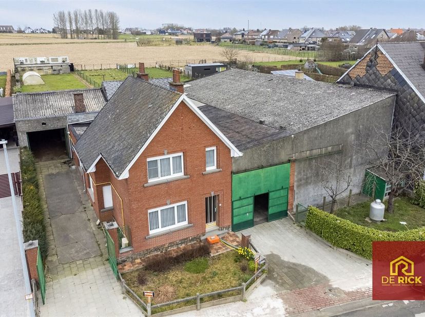 Cette charmante maison à Erpe-Mere vous offre une opportunité unique pour une propriété spacieuse et polyvalente. Avec trois chambres et une salle de