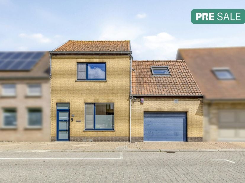 Ruime woning op 436m² met 4 slaapkamers te koop. Het huis is gelegen in het rustige Bulskamp doch slechts op een boogscheut van Veurne, de E40 en kust