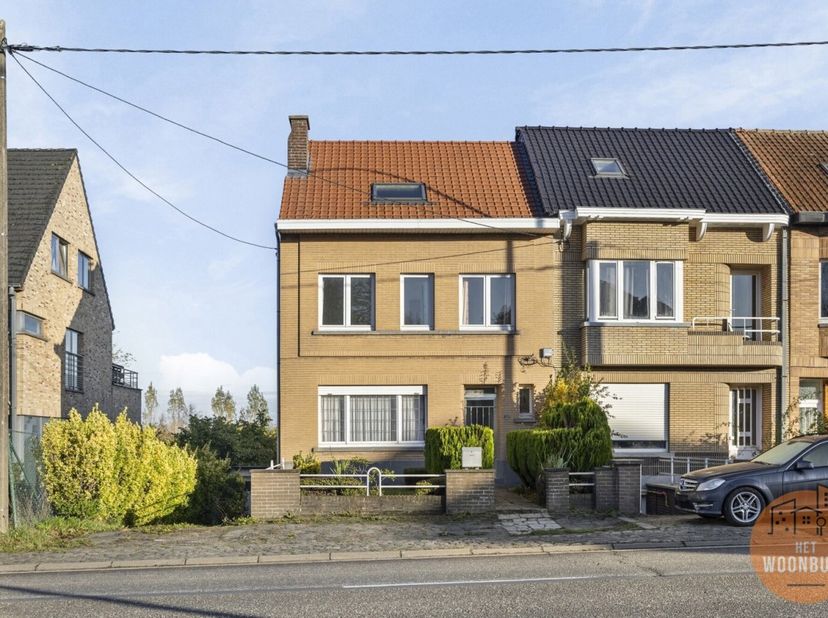 Ruime, halfopen bebouwing gelegen op een perceel van 3 are 80 ca.&lt;br /&gt;
Deze solide woning omvat op kelderniveau: 3 opbergkelders (+-58,5m²), toilet e