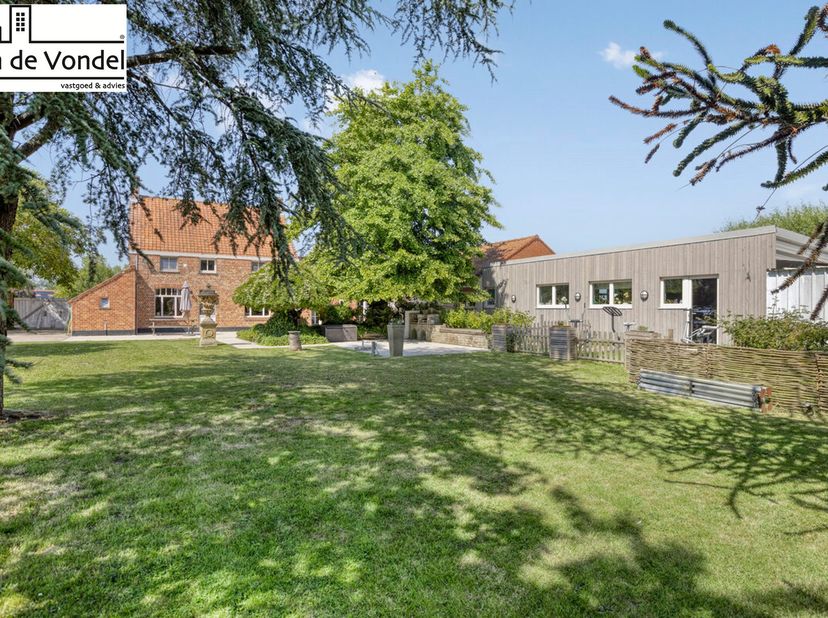 100% Instapklare én energiezuinige eigendom! Deze karaktervolle landelijke woning op een perceel van 2042 m² ligt in een oase van rust nabij Veurne, O
