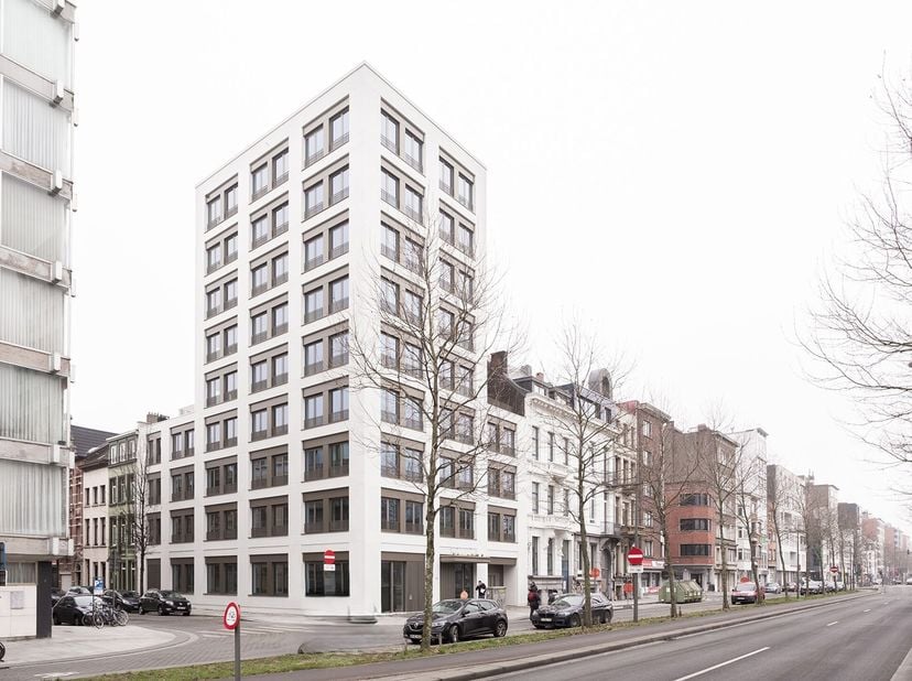 Deze instapklare ruimte van 65m² op de gelijkvloerse is volledig afgewerkt en voorzien van alle comfort. Geniet van airco, vloerverwarming en stijlvol