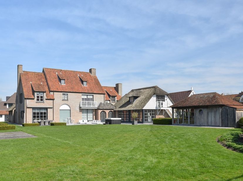 Acquisition d&#039;actions : impressionnante villa située sur un terrain exceptionnel dans un quartier résidentiel calme.&lt;br /&gt;
Disposition :&lt;br /&gt;
Hall d&#039;