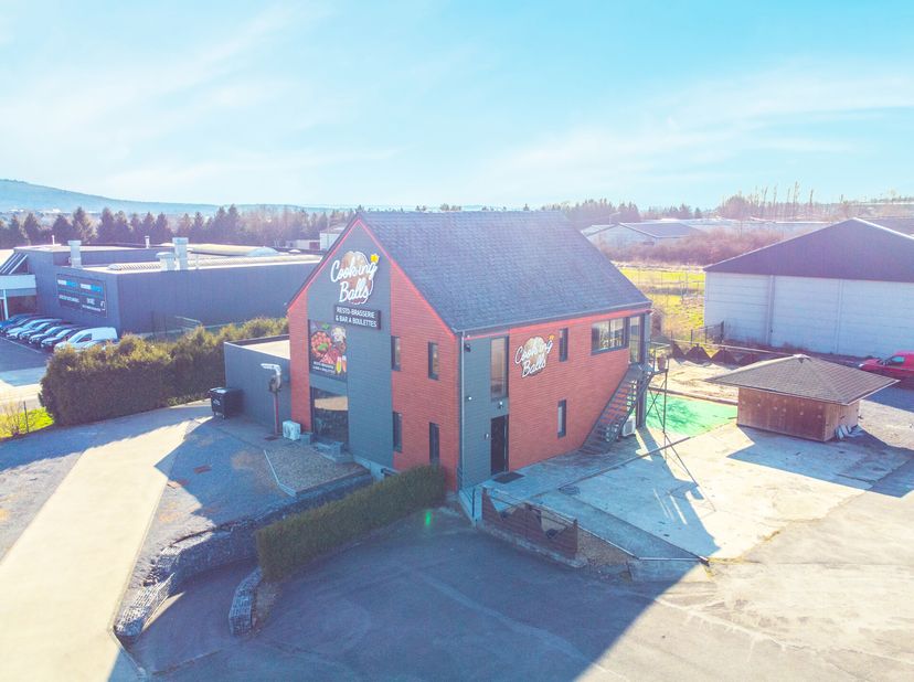 Découvrez cette surface commerciale située stratégiquement dans le zoning industriel de Rochefort, une chance inouïe pour les entrepreneurs visionnair