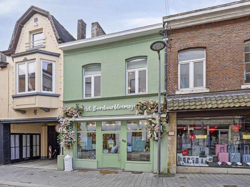 Cet espace commercial original avec locaux d&#039;habitation est situé au cur du centre commercial de Tirlemont. D&#039;une superficie totale de près de 180m²,