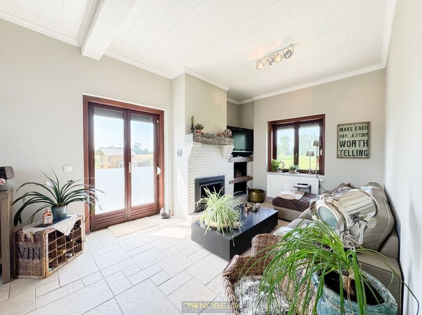 Op een RUSTIGE EN GROENE LIGGING in Nederzwalm-Hermelgem bevindt zich deze INSTAPKLARE GEZINSWONING op een perceel van 814 m², volledig GERENOVEERD ME