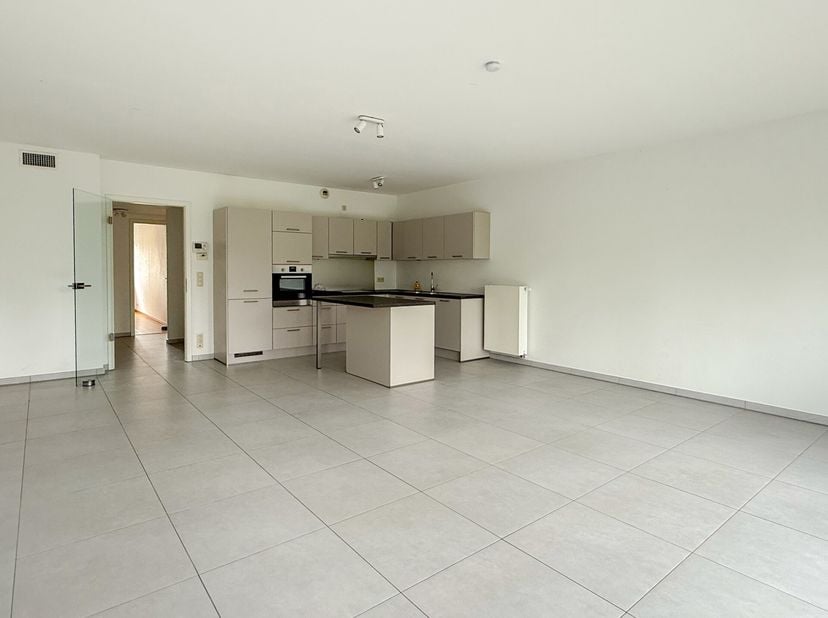 WATERLOO, quartier Mont-Saint-Jean. Spacieux APPARTEMENT (2ch/2sdb) dans un immeuble récent  à proximité immédiate de nombreux commerces et écoles. Il