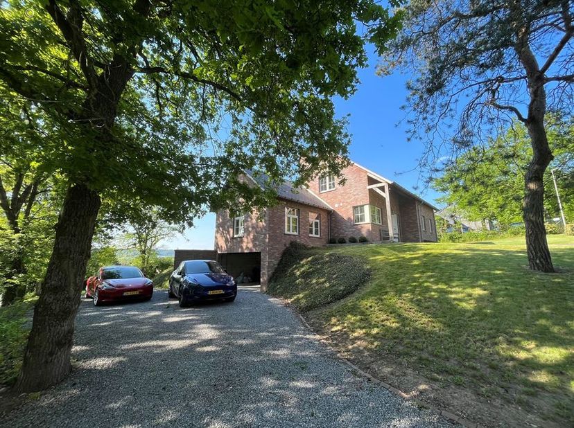 Immobilière COSSE biedt te koop aan deze prachtige villa ideaal gelegen in Durbuy. &lt;br /&gt;
Het is als volgt samengesteld: &lt;br /&gt;
-Kelder : garage, keld