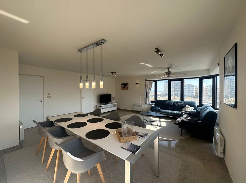 Cet appartement très lumineux situé au deuxième étage offre une combinaison idéale de confort et de style. Il comprend deux chambres spacieuses. La cu