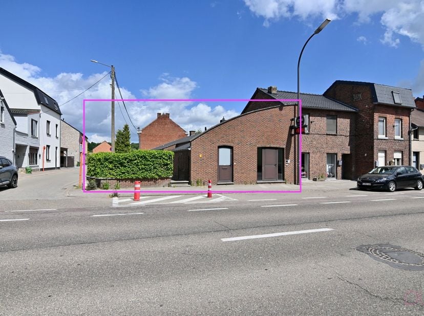 Deze gelijkvloerse woning is gelegen op 2a70ca en bevindt zich aan de stadsrand te Tongeren op wandelafstand van alle voorzieningen zoals winkels, sch