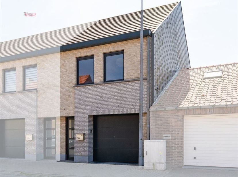 Een ruim instapklare woning te Oudenburg van het bouwjaar 2011 met een totale grondoppervlakte van 203m² en een bewoonbare oppervlakte van 145m².  De