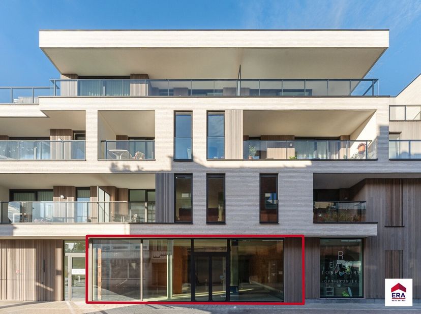 Casco handelspand (300m²) met garage op topligging in Tielt!Ligging: Perfect gelegen in het centrum van Tielt met een grote zichtbaarheid in het straa
