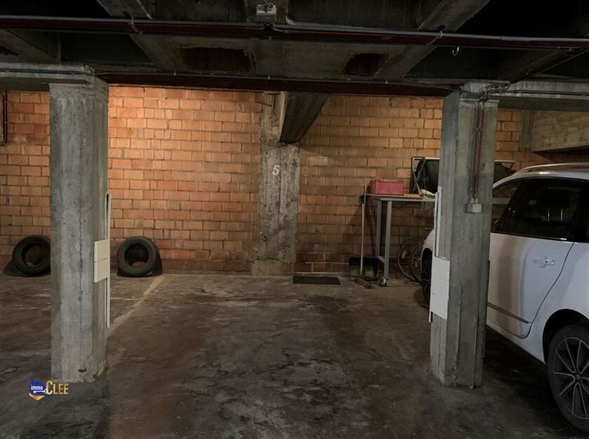 Ondergrondse parkeerplaats te huur aan de rand van het centrum van Sint-Truiden, in de Kennedylaan 13-15. Huurprijs bedraagt 60 €/maand. Voor een bezi