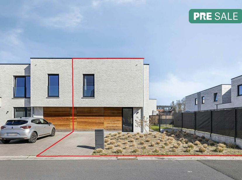 Cette maison semi-ouverte économe en énergie a été construite en 2022 et bénéficie d&#039;un emplacement central à proximité des principales routes d&#039;accès