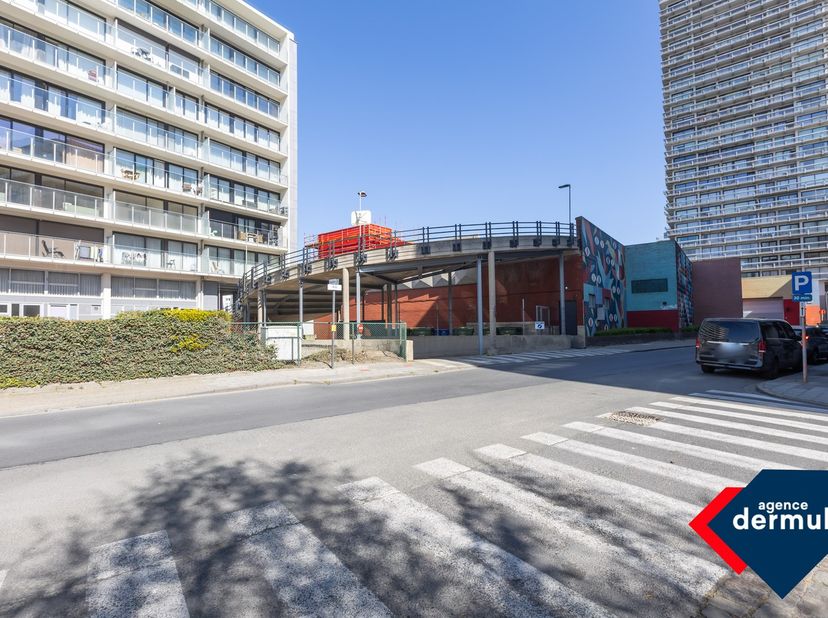 Au cœur d’Ostende, nous vous proposons une spacieuse place de parking souterraine située au sous-sol du Parking Hazegras. Ce parking sécurisé et facil