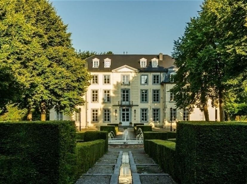 Magnifique maison à 3 façades entièrement rénovée en 2020 sur un emplacement unique dans le château de Neerijse. La propriété comprend +/- 200 m² de s