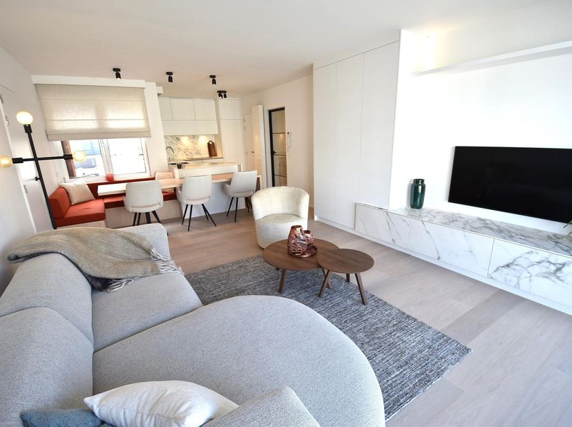 PRACHTIG GERENOVEERD EN COMPLEET BEMEUBELD APPARTEMENT MET EEN OPEN ZICHT GELEGEN OP HET VERNIEUWDE BURG. FR. DESMIDTPLEIN.