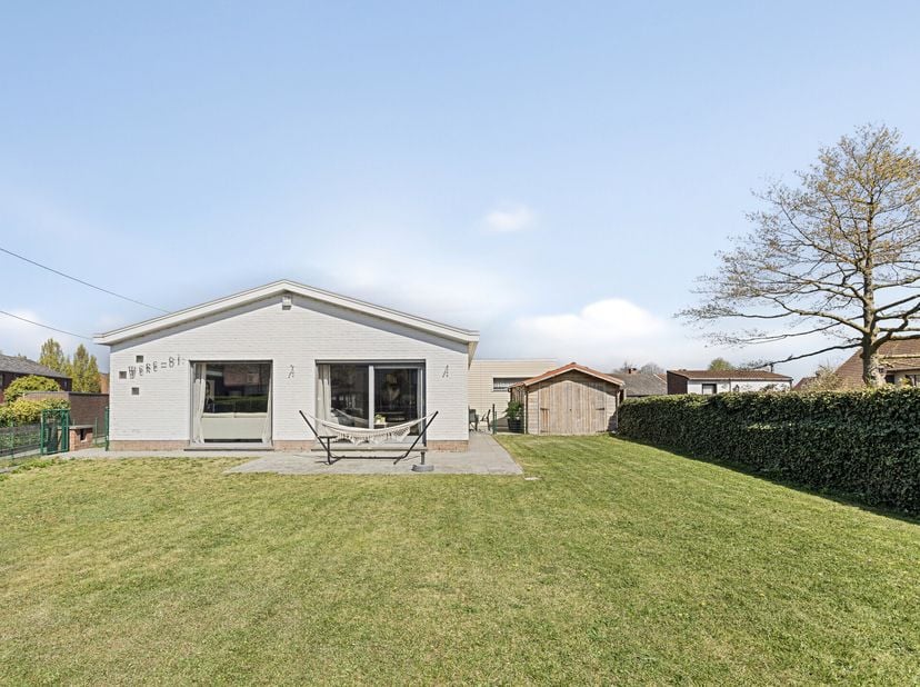 Dit vrijstaand, gelijkvloers huis langs de Brieversweg werd op een gunstig georiënteerd perceel van 955m² (bestaande uit 2 percelen: 360m² + 595m²) ge