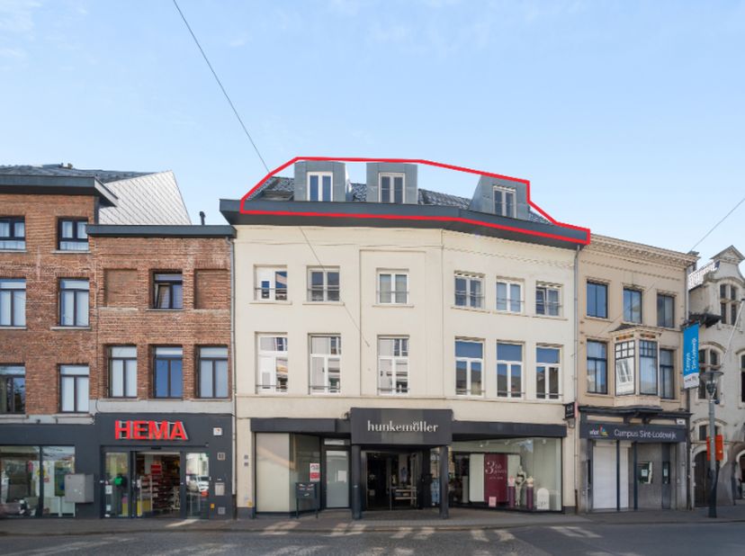 Instapklaar netjes onderhouden appartement in het centrum van Lokeren op het 3e verdiep. Lift aanwezig. Inkomhal, lichtrijke leefruimte met  open keuk