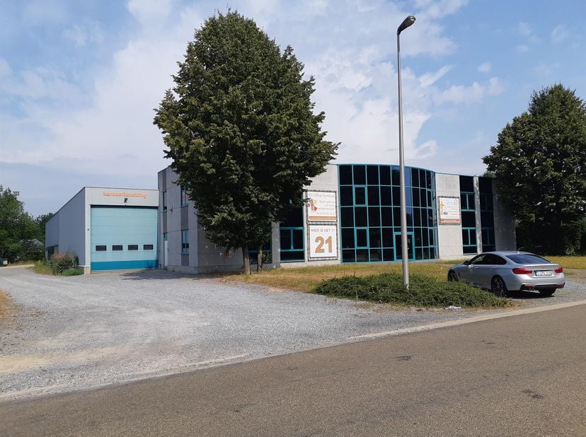 TE HUUR - Heusden-Zolder&lt;br /&gt;
Mooi industrieel gebouw gelegen op het industrieterrein voor ambachtelijke bedrijven en KMO&#039;s &quot;Zolikken&quot; (op minder dan