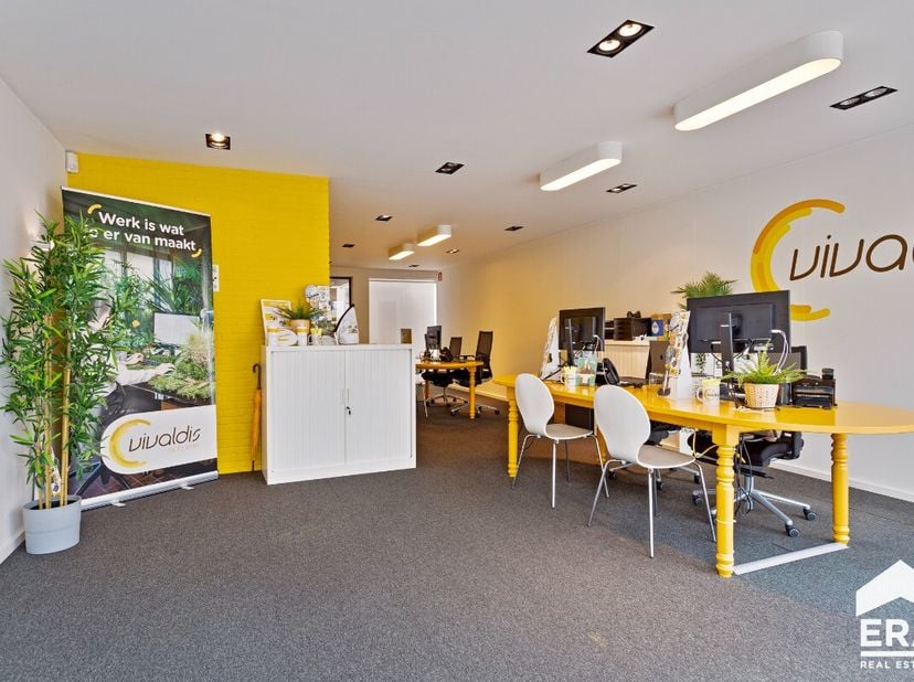 Immeuble commercial très bien situé (400m²) avec terrasse/jardin Rez-de-chaussée rénové (espaces de bureaux)Logement à rénover (1er + 2ème étage) avec