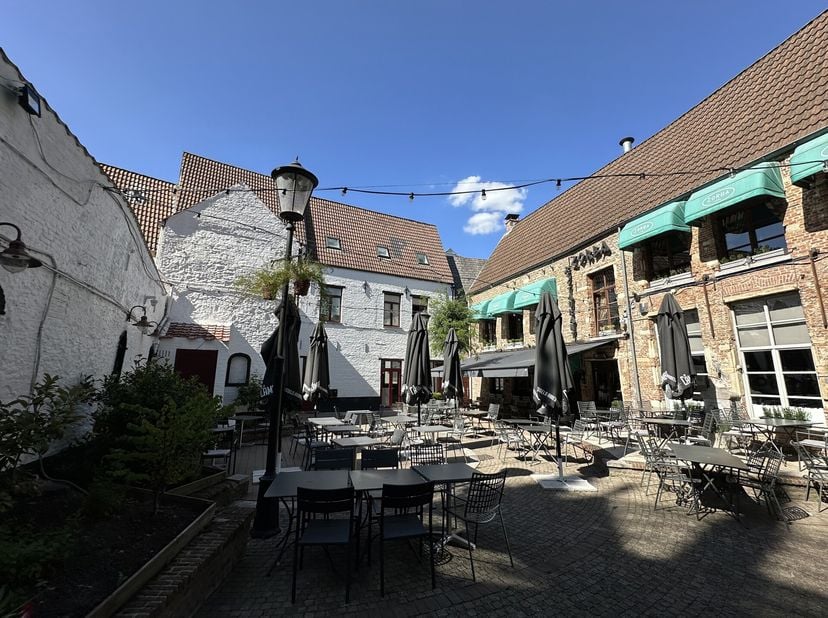 Établissement horeca authentique avec terrasse ensoleillée à louer au cur de Malines  Situé à un emplacement unique et prestigieux dans le centre hist