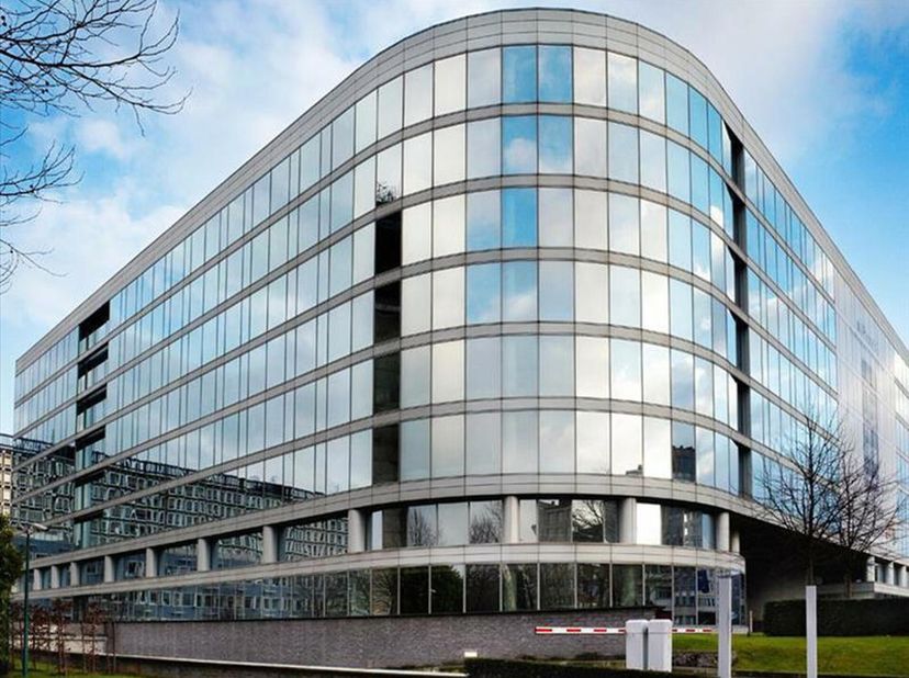 Moderne, onlangs gerenoveerde kantoren in de buurt van belangrijke routes. Flexibele indeling van de verschillende ruimtes is mogelijk. Verhuur vanaf
