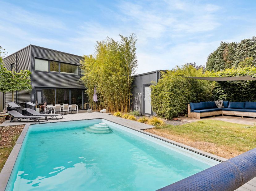 Stap binnen in deze instapklare, vrijstaande woning uit 2009, waar ruimte, licht en comfort harmonieus samenkomen.&lt;br /&gt;
Deze stijlvolle gezinswoning