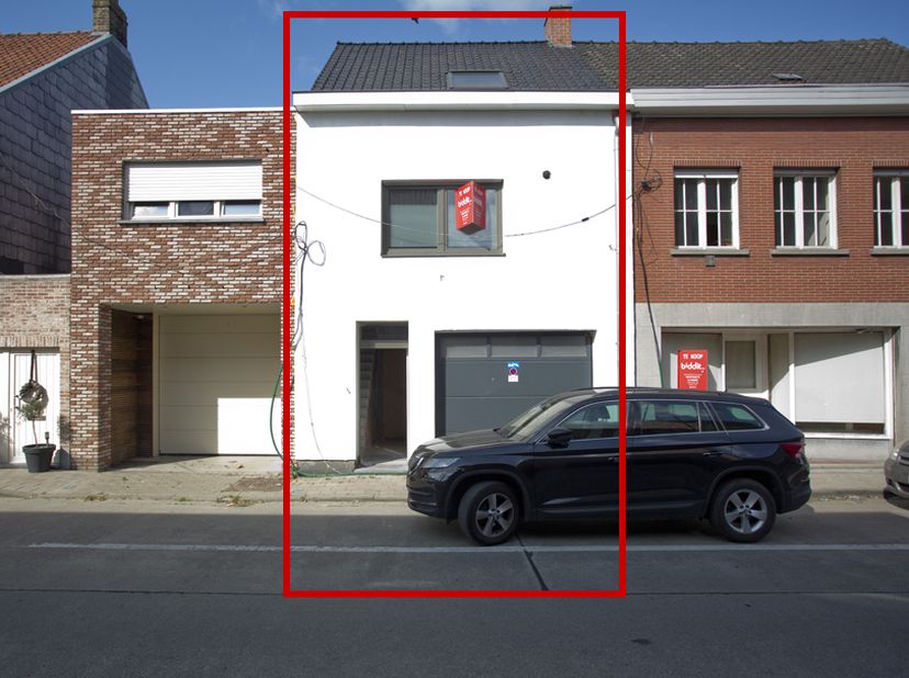 LOT 1: Grotendeels gerenoveerde woning (gesloten bebouwing)  met garage en terras, nabij het centrum op een oppervlakte van 103 m². &lt;br /&gt;
Kadastraal