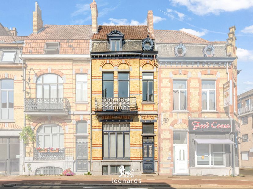 Deze karaktervolle herenwoning te koop in Kortrijk bevindt zich op wandelafstand van de Leieboorden en combineert een centrale ligging met authentieke