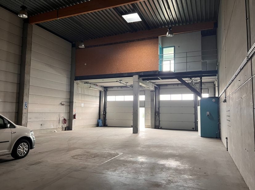 Het betreft een bedrijfsverzamelgebouw bestaande uit 8 units, gelegen in het bedrijventerrein &quot;De Nest&quot; in Evergem in een zone voor ambachtelijke bedr