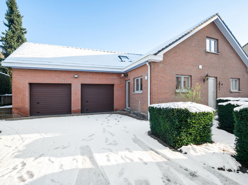 Perfect onderhouden 4-gevel woning, ideaal gelegen in een rustige straat in het centrum van Sterrebeek.&lt;br /&gt;
Gelijkvloers: inkomhal, ruime living met