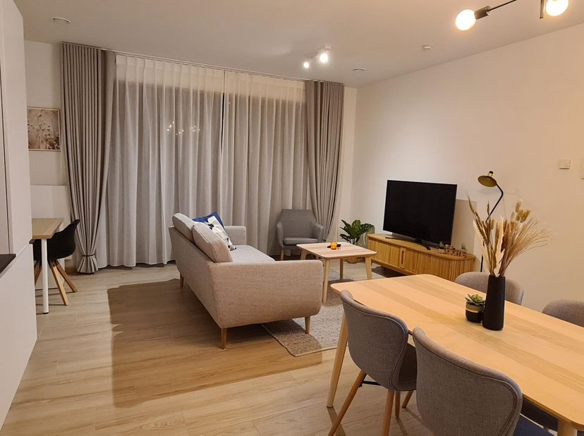 In het hart van Brussel bevindt zich dit moderne één-slaapkamerappartement incl. staanplaats uit 2018. De ruime leefruimte sluit naadloos aan op een v