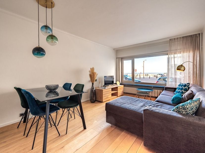 Instapklaar 1-slaapkamer appartement met zijdelings zeezicht, gelegen tussen het Casino en de zeilclub.&lt;br /&gt;
&lt;br /&gt;
Indeling: inkomhal met aparte ber