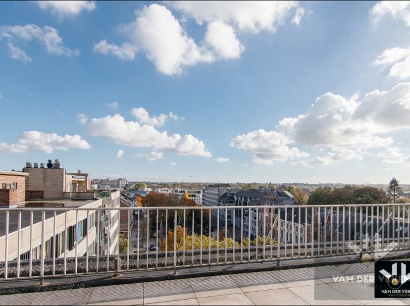 Gerenoveerd en instapklaar penthouse in hartje Hasselt (Leopoldplein) met prachtig uitzicht!&lt;br /&gt;
&lt;br /&gt;
Troeven:&lt;br /&gt;
- Instapklaar – volledig gere
