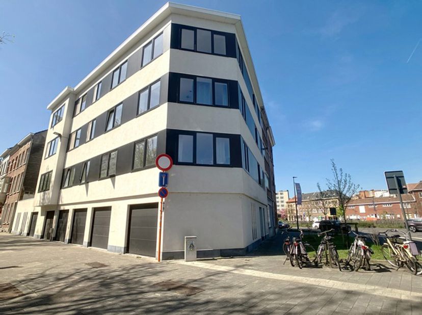 In het bruisende hart van Mechelen bevindt zich dit prachtig hoekappartement, waar licht en ruimte centraal staan. Het appartement bestaat uit een lic