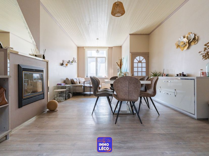 Au rez de chaussée : Hall d&#039;entrée, espace séjour (salon, salle à manger), lumineuse et vaste extension desservant une cuisine équipée ouverte avec co