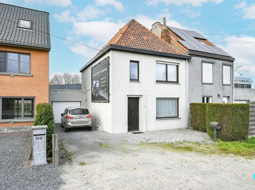 Deze charmante halfopen bebouwing ligt langs één van de belangrijkste verbindingswegen tussen Waregem en Zulte, ideaal voor wie op zoek is naar een ce