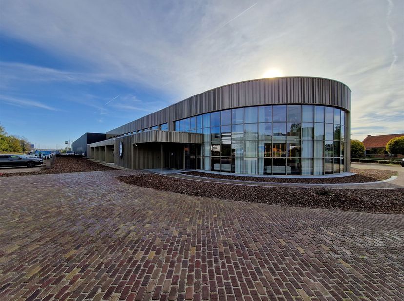 Dit prachtige kantoorgebouw werd tot op de dragende structuur terug gerenoveerd. In de 465m² zit een privatieve kantoorruimte vervat voor 28 personen,