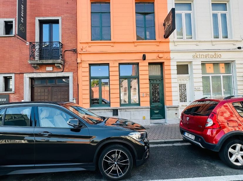 Bent u op zoek naar een unieke kans om te wonen en werken op één locatie? Dan is deze perfect draaiende horecazaak met bijhorende woonst exact wat u z