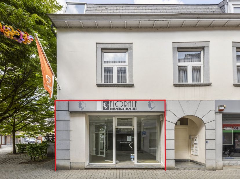 In het centrum van Tongeren, in een bruisende winkel-wandelstraat en op een steenworp van de Grote Markt, ligt dit multifunctionele handelspand. &lt;br /