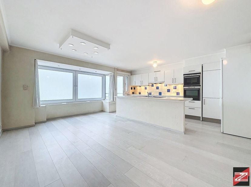 Niet gemeubileerd 3 slaapkamer appartement met prachtig frontaal zeezicht.Inkom voorzien van een vestiaire, berging en een gastentoilet, lumineuze woo