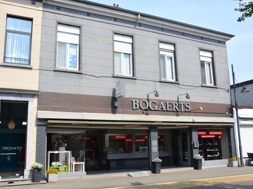 Dit unieke gebouw voor gemengd gebruik, gelegen in het hart van Haacht op slechts 50 meter van het marktplein, biedt een prachtige combinatie van een