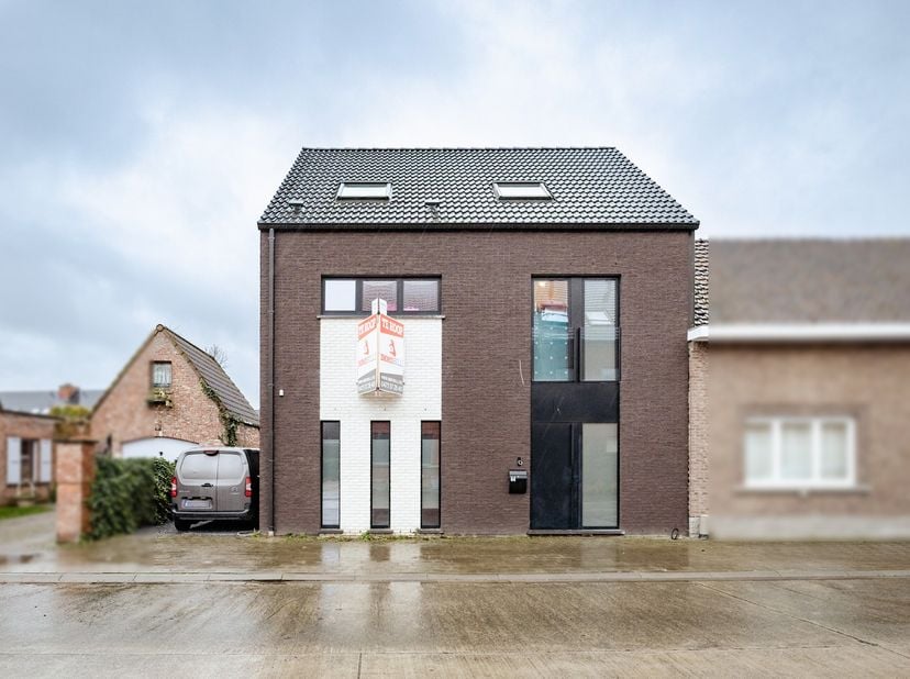 Deze recente halfopen BEN-woning is gelegen op een centrale, maar bovenal rustige ligging in een residentiële omgeving met in de directe nabijheid enk