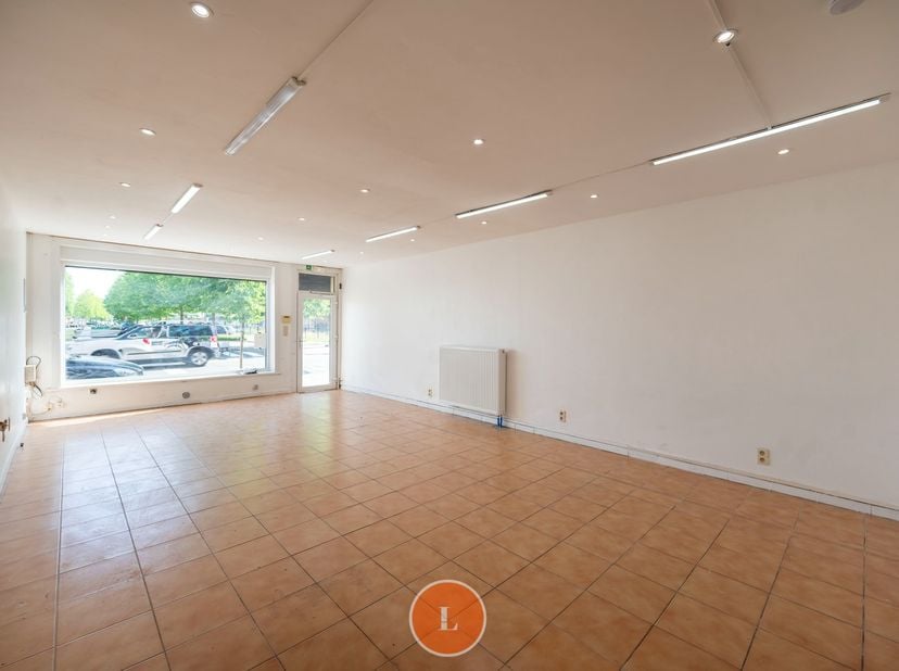 Ontdek deze unieke kans om eigenaar te worden van een handelspand met 4 slaapkamers, gelegen in het centrum van Menen.&lt;br /&gt;
Deze charmante Bel-Etage-